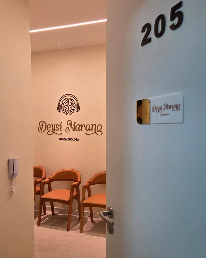 Recepção do consultório, sala 205 do Center Lagos Business, com a marca Deysi Marano na parede